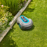 Gardena SILENO free rajalangaton robottiruohonleikkuri leikkaamassa