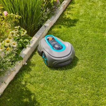Gardena SILENO free rajalangaton robottiruohonleikkuri leikkaamassa