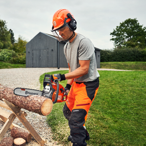 Husqvarna 445 II moottorisaha käytössä
