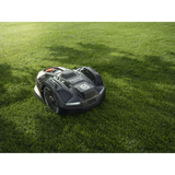 Husqvarna Automower 405XE Nera robottiruohonleikkuri rajalangattomalla teknologialla nurmikolla