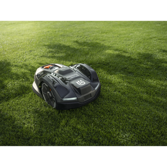 Husqvarna Automower 405XE Nera robottiruohonleikkuri rajalangattomalla teknologialla nurmikolla