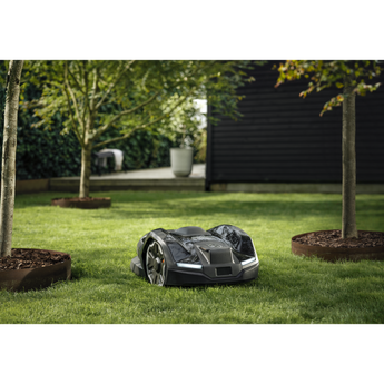 Husqvarna Automower 405XE Nera robottiruohonleikkuri rajalangattomalla teknologialla tyoskentelee