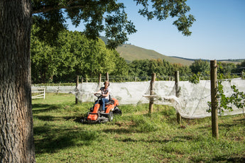 Husqvarna rider 214TC Comfort Edition etuleikkuri leikkaamassa