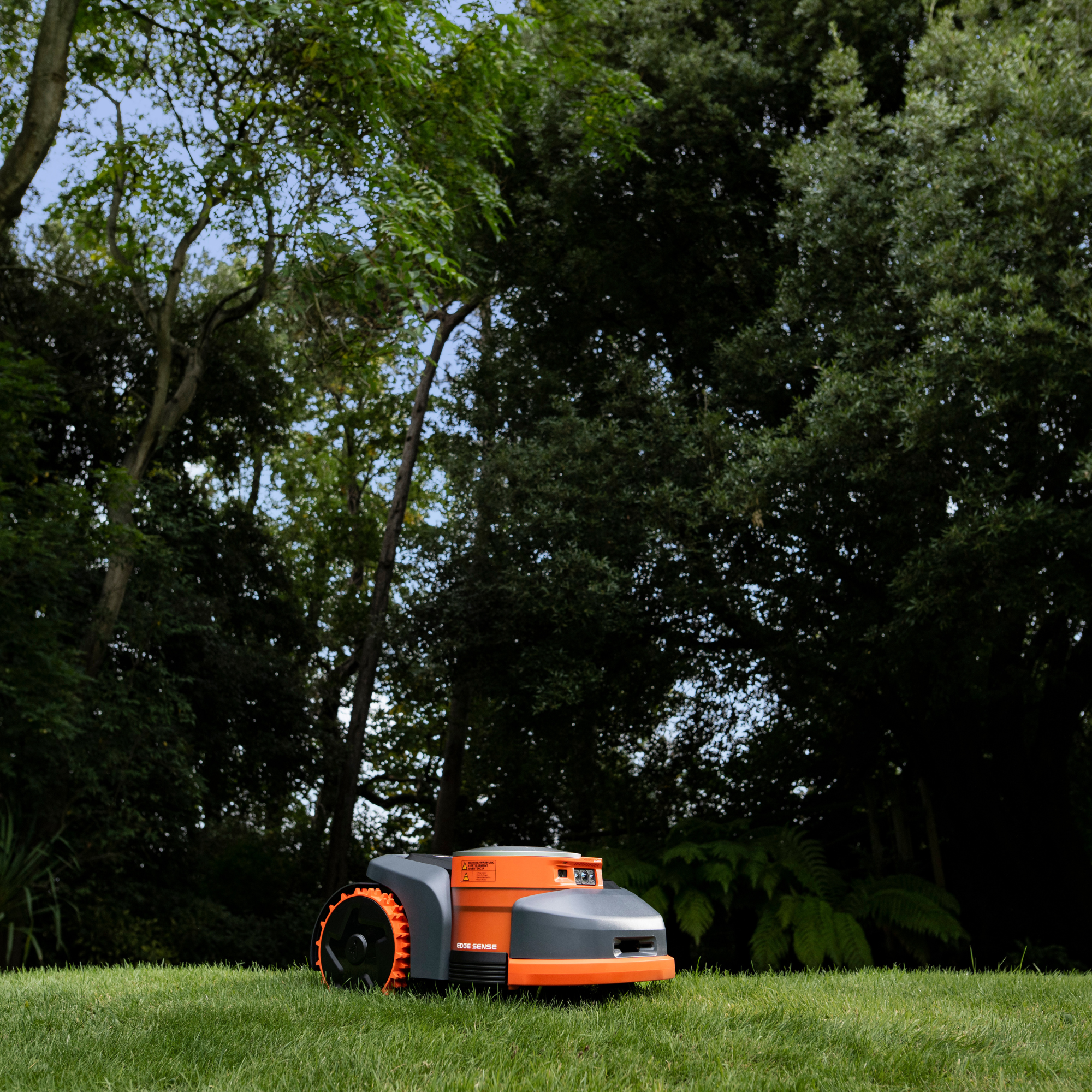 Navimow H215E robottiruohonleikkuri leikkaamassa