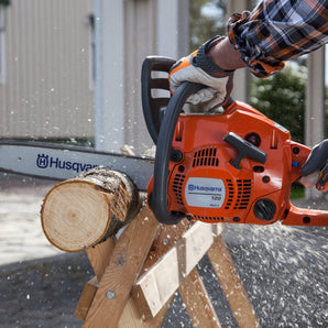 Husqvarna 120 Mark II moottorisaha käytössä